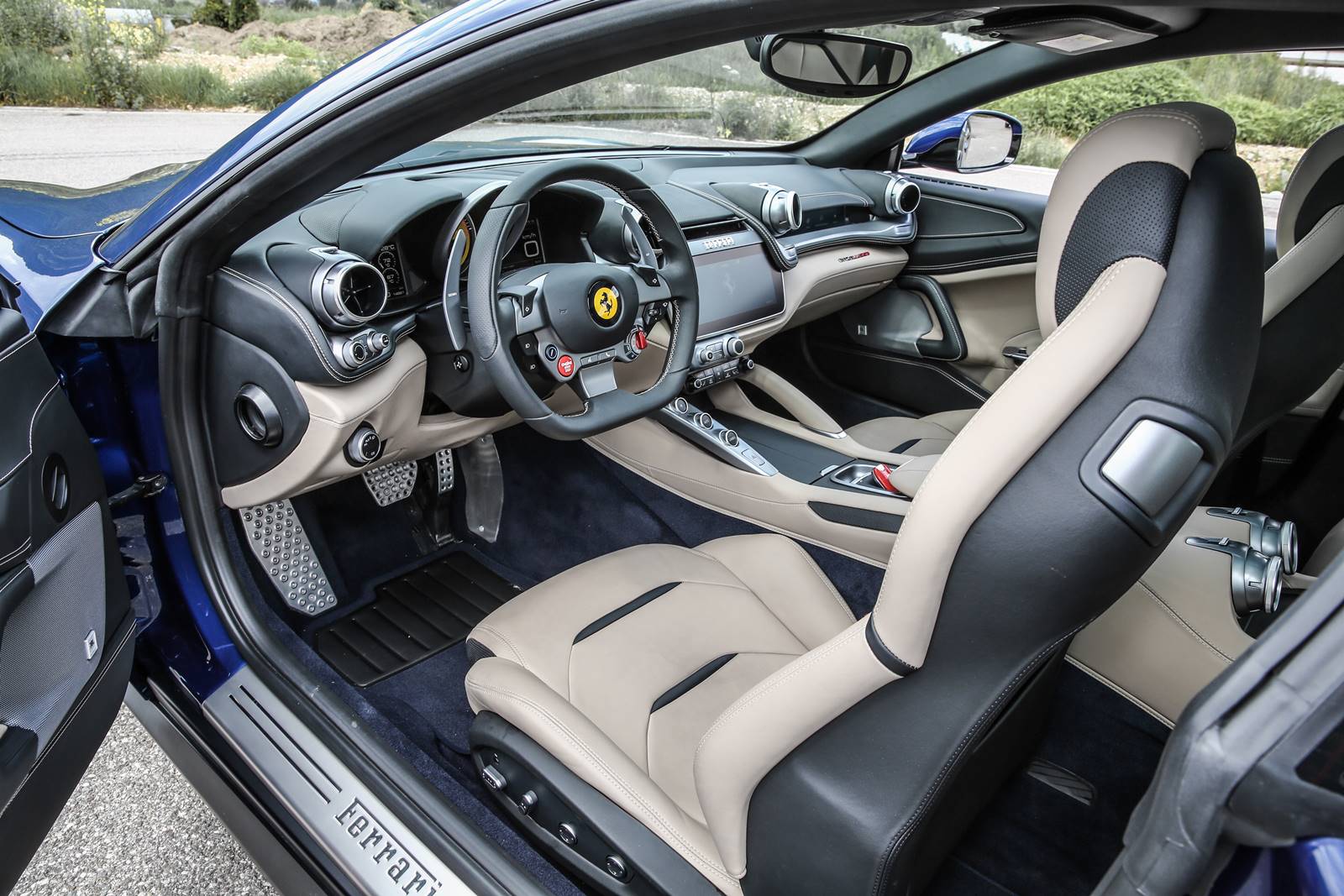 Ferrari GTC4 Lusso preços, fotos, performance detalhes