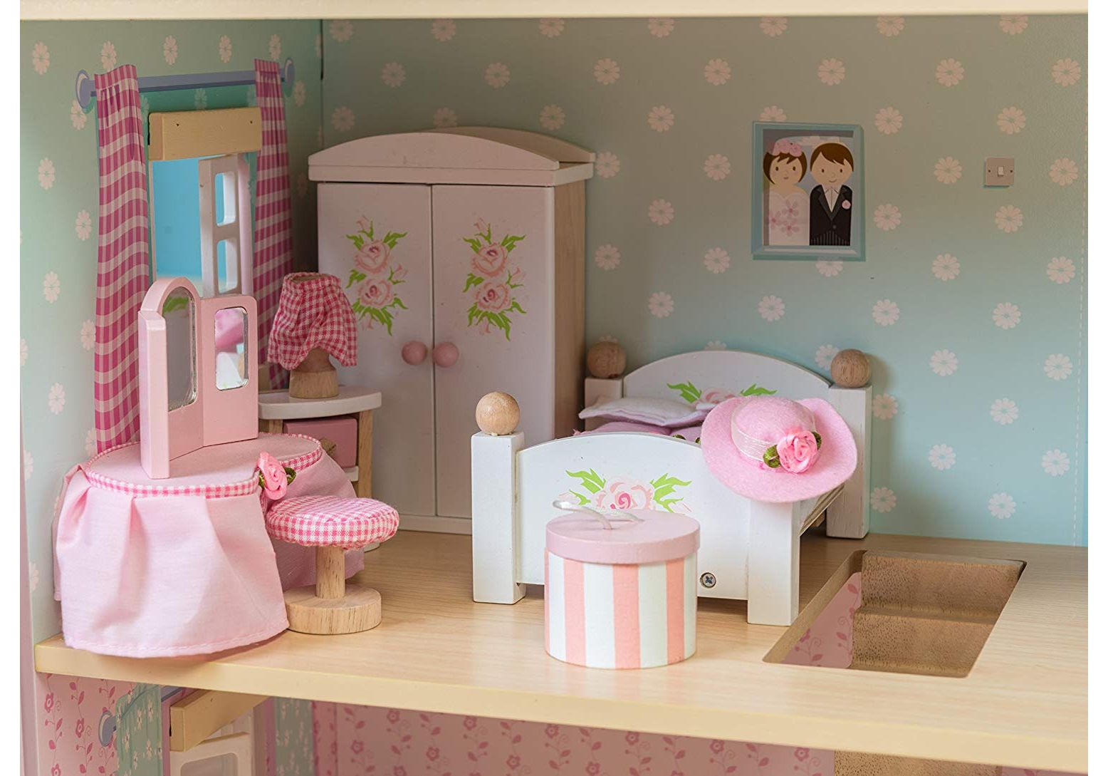 Bedroom toys. Мебель для кукол. Мебель для кукольного домика. Спальня в кукольном домике. Кукла в спальне.