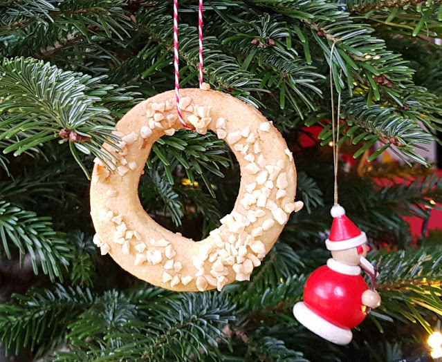 Rezept für Kaerlighedskranse: Das dänische Weihnachtsgebäck mit Herz. Die runden, dänischen Kringel aus Mürbeteig eignen sich auch gut als Dekoration im Tannenbaum zu Weihnachten.