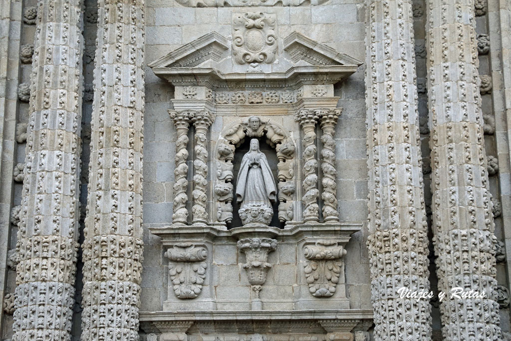 Fachada de la iglesia de Santa María de Sobrado