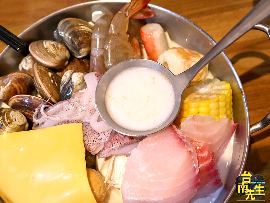 台南小火鍋/天然食材熬煮川味麻辣湯頭/肉燥飯、飲料吃到飽/限量供應產地直送海鮮食材/30隻白蝦超值佛心價只要199元/吃到痛風也甘願