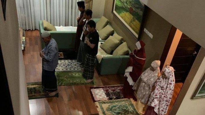 Niat dan Tata Cara Salat Idul Fitri di Rumah