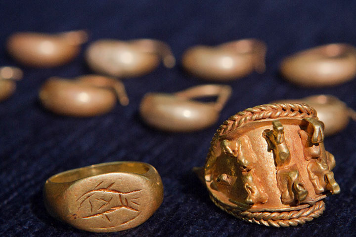 Antiguas joyas de oro encontradas cerca a la ciudad de Megido