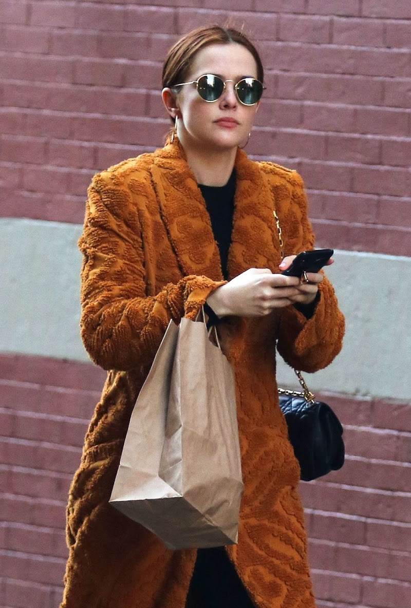 Zoey Deutch Clicked Outside While Shopping in New York 16 Jan-2020