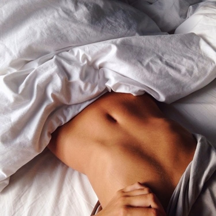 Чувственное тело. Тело девушки в постели. Красивое тело в кровати. Красивый женский животик. Женский животик на кровати.