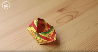 喪禮往生鞋子基本摺法:把底部攤開,將鞋面壓平