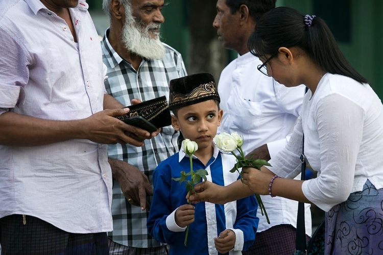 Umat Buddha Bagikan Mawar Putih Pada Warga Muslim Di Nyanmar Umat Buddha Bagikan Mawar Putih Pada Warga Muslim Di Nyanmar