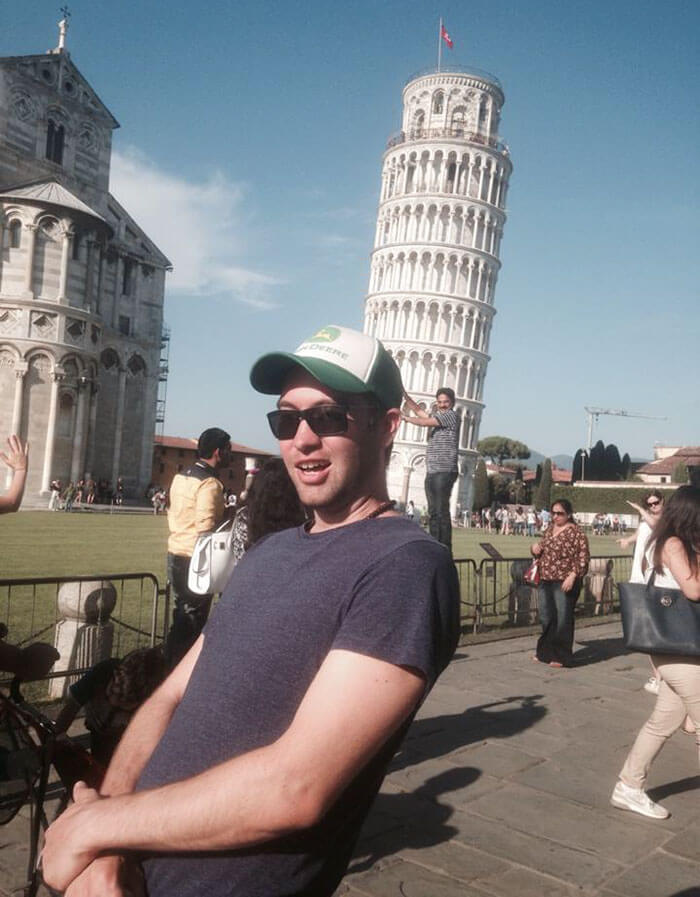 Pisa Kulesinin Yanında Turistleri Trolleyen Adam