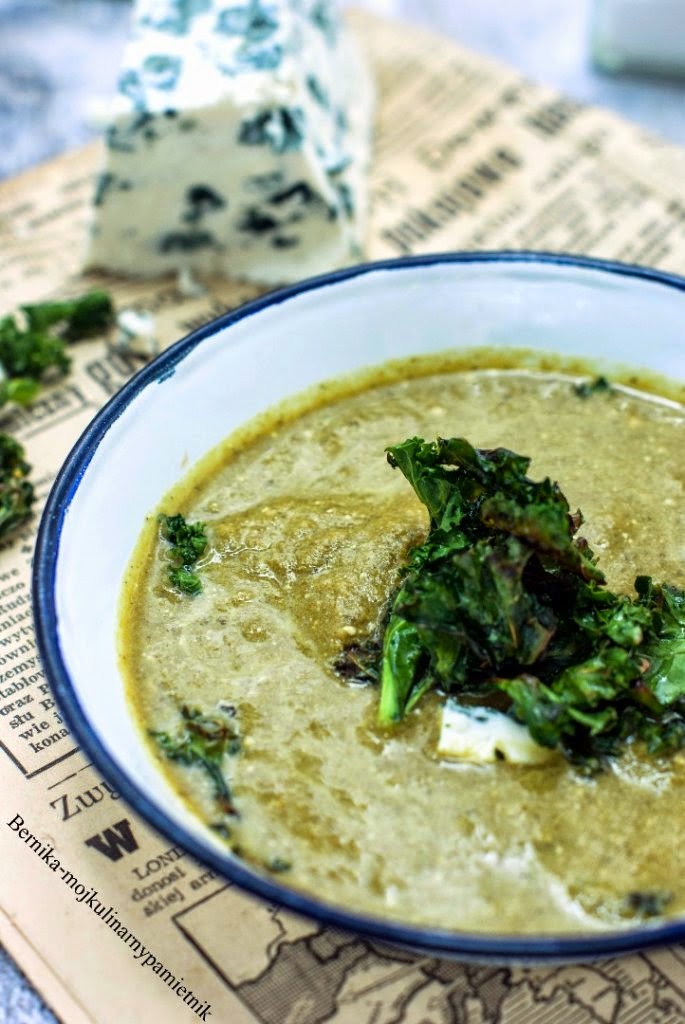 Zupa jarmużowocytrynowa z rokpolem i chipsami z jarmużu Bernika