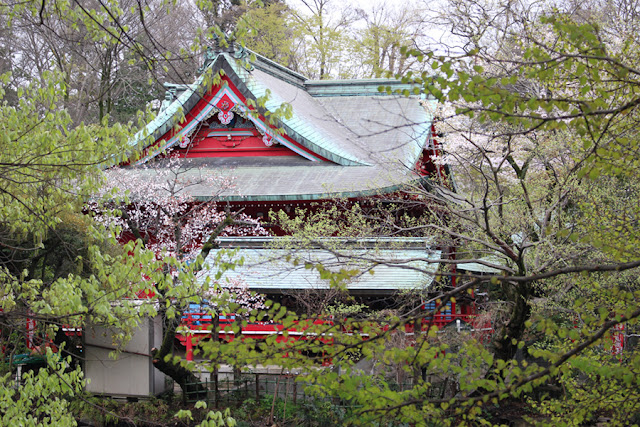 Un temple au milieu des arbres - Mitaka, Japon