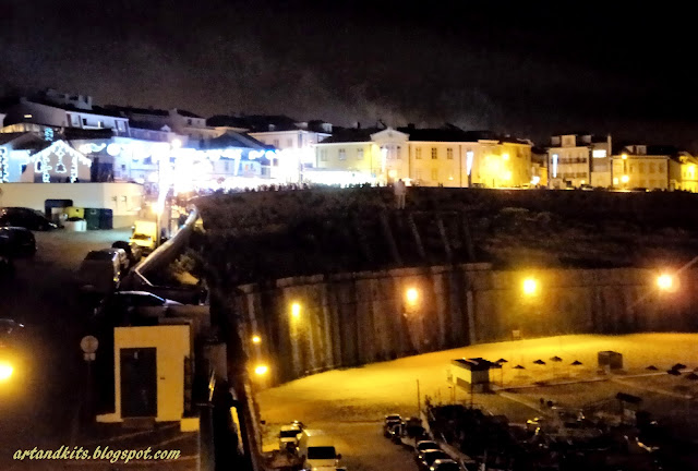 Aqui ficam algumas imagens, sem nenhum critério de ordem em especial, que resumem um pouco, do ambiente fantástico, que se viveu nas noites de festa, aqui na Ericeira, durante este mês de Setembro. / Here are some images, without any order in particular, which give an idea of the terrific atmosphere, felt by all who came to the party nights here in Ericeira, during this month of September.