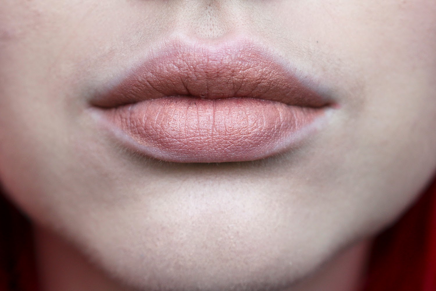 бежевая помада для губ. бежевые губы. красивые губы. перламутровая губная помада. розово бежевая помада.