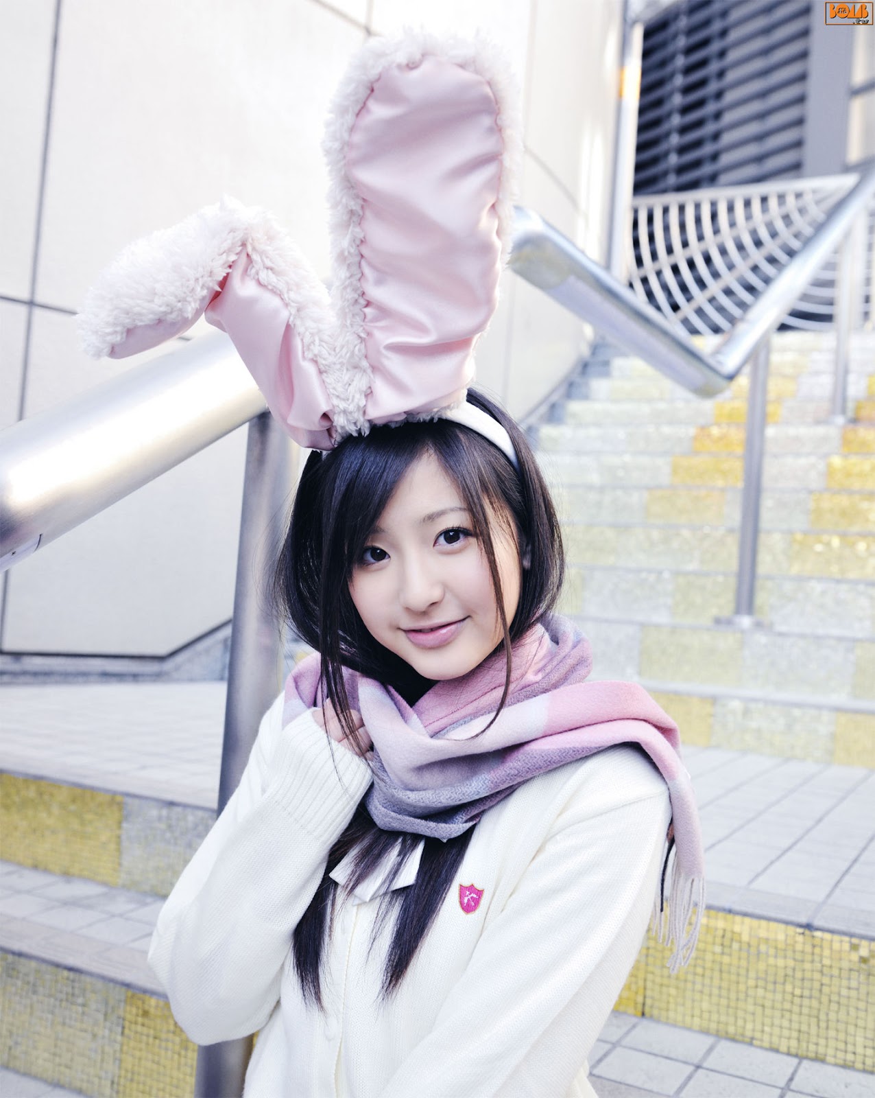 Красивая японка в новогоднем костюме и кроличьими ушками.