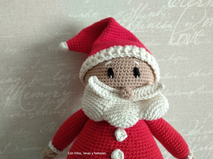 Con hilos, lanas y botones: Papá Noel amigurumi (patrón Cucapuntoes)