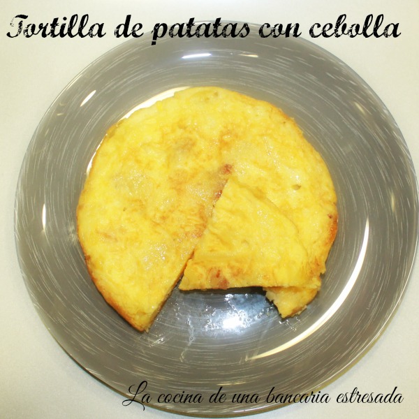 Receta de tortilla de patatas con cebolla, paso a paso y con fotografías
