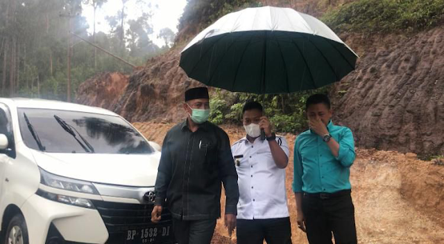 Pemkab dan DPRD Lingga Sepakat Proyek Jalan Tanjung Bungsu Dihentikan Untuk Sementara Pemkab dan DPRD Lingga Sepakat Proyek Jalan Tanjung Bungsu Dihentikan Untuk Sementara