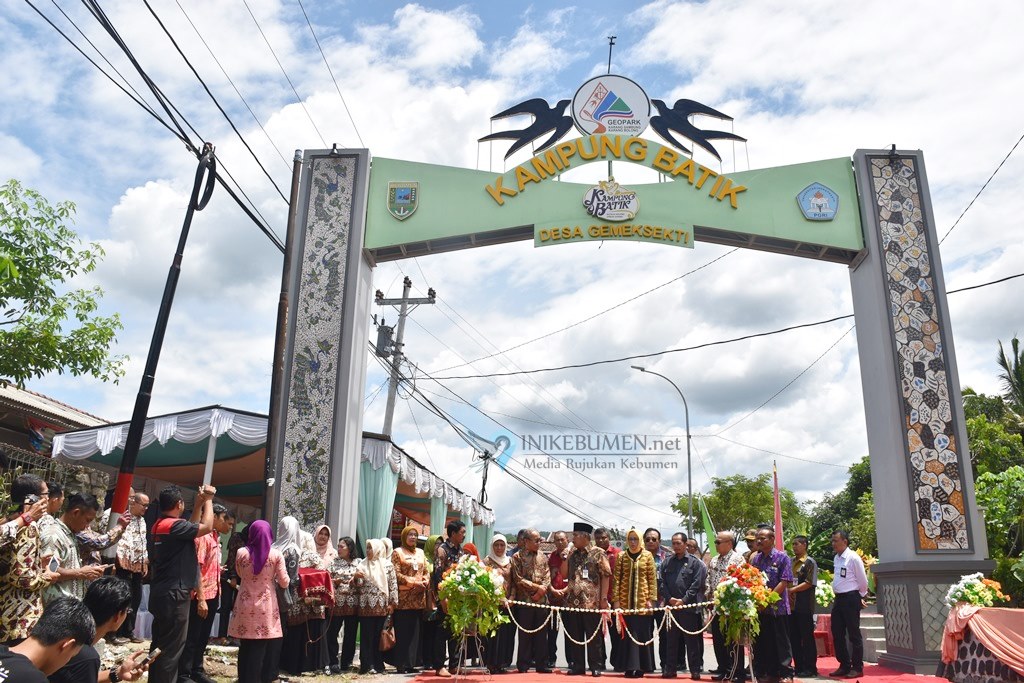 Bupati Kebumen Resmikan Gapura Kampung Batik Gemeksekti yang Dibangun Unindra