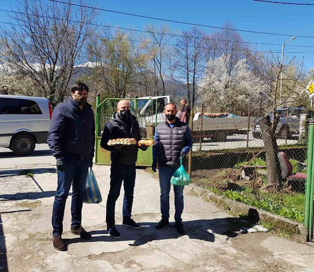 Александър Мацурев и общински съветници и членове на ГЕРБ раздадоха за Великден хранителни продукти на жители на Банско 