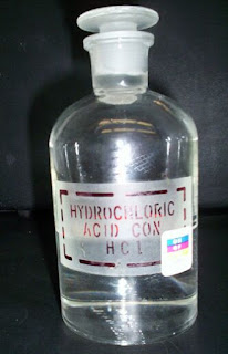 Laboratuvar ortamında kullanılan tipik bir hidroklorik asit şişesi