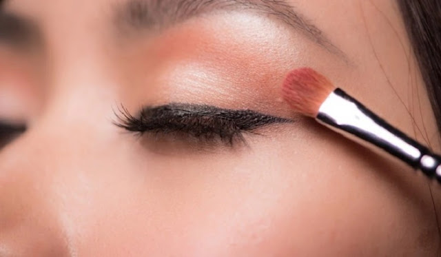 Langkah 8 Makeup - Memakai Eyeshadow Langkah 8 Makeup - Memakai Eyeshadow