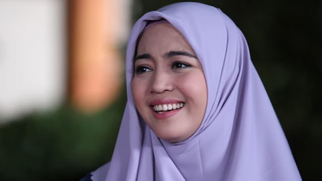 Semakin Tinggi Ilmu Seorang Wanita, Maka Semakin Sederhana Pula Penampilannya