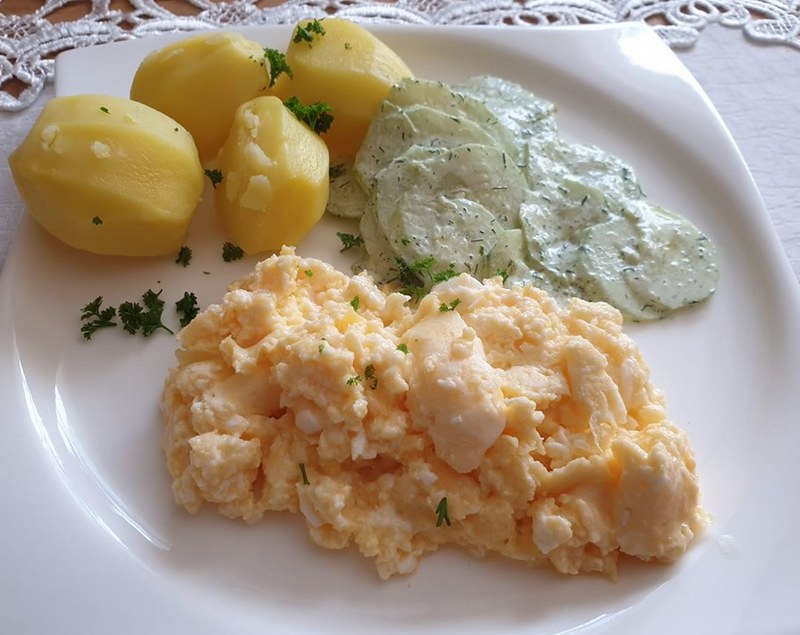 Simi´s Foodblog: Rühreier mit Gurkensalat
