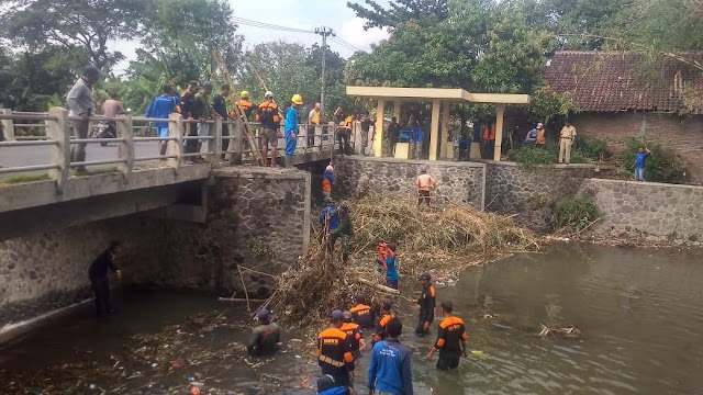 Antisipasi Banjir, Babinsa Bersama Relawan Bersihkan Sungai