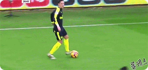 난 미드필더니깐.gif