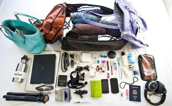 foto perlengkapan wajib saat traveling jauh