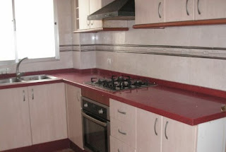 Cocina de casa con banco rojo