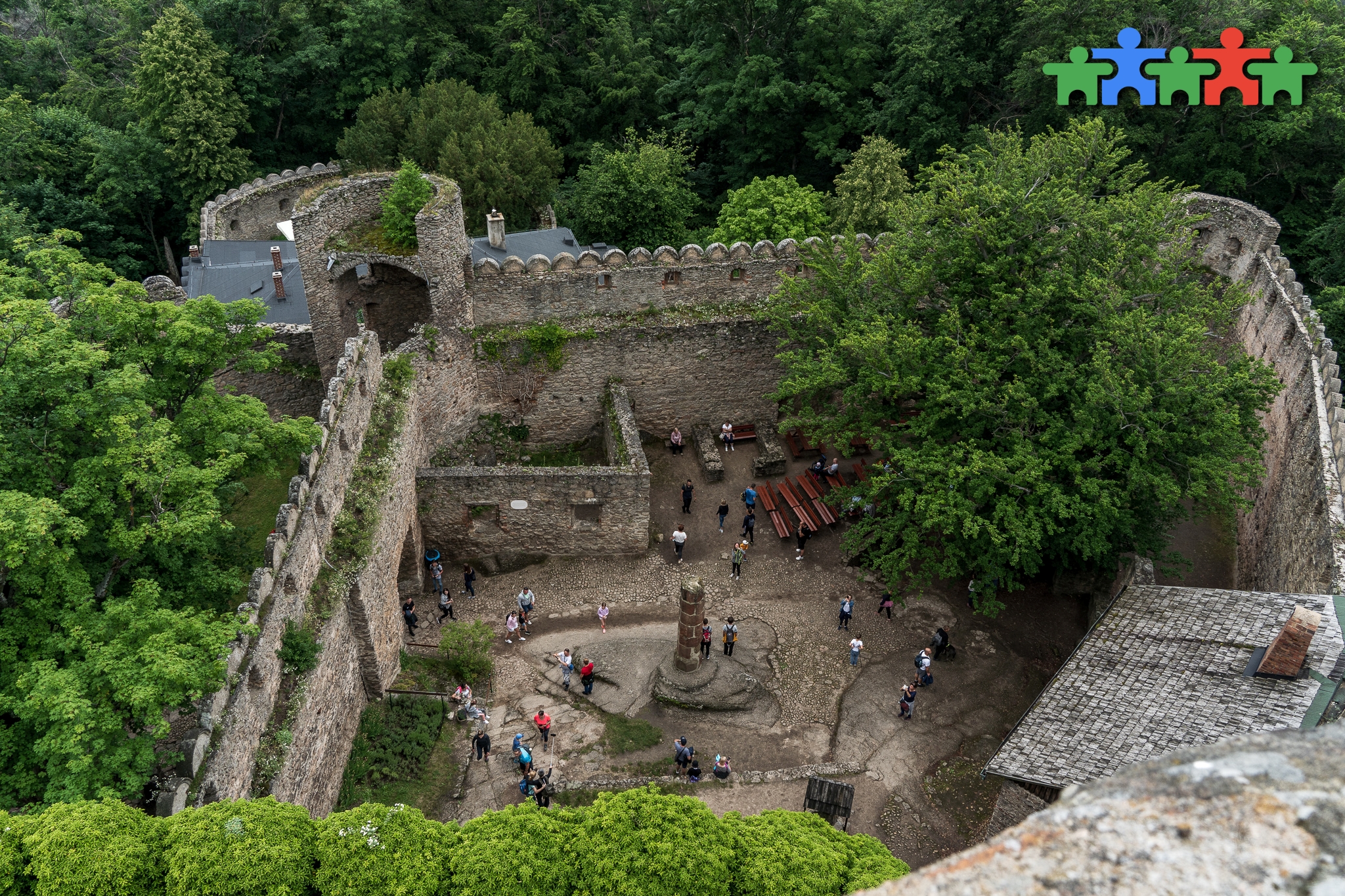 Zamek Chojnik - bardzo popularne i świetnie zachowane ruiny XIII-wiecznej warowni obronnej na Dolnym Śląsku, przyjemna górska pętla i pkt widokowy.