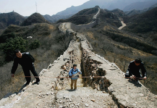 Департамент культуры Китая периодически делает обмеры Великой китайской стены, 14 марта 2006 года