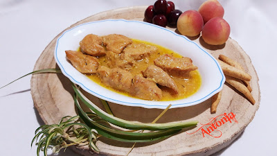 Pollo En Salsa De Piñones Y Miel
