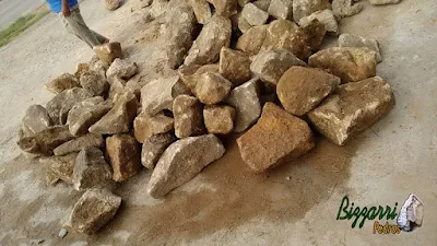 Pedra para calçada de pedra, tipo pedra moledo chapada, com espessura de 7 cm a 20 cm com essa cor de pedra amarelada.