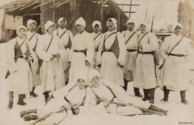 Германские "чистильщики окопов" в зимних белых маскхалатах (зима 1915 - 1916 года). Немецкие штурмовые группы, Штурмовые группы, Штурмовые группы Первой мировой, Штурмовые части,