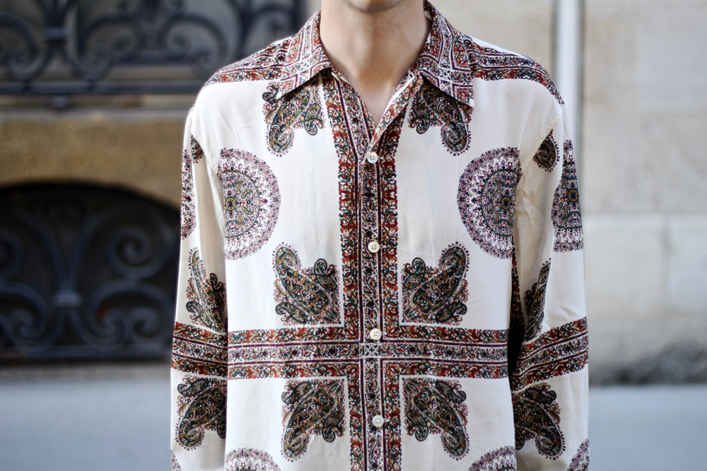 BLOG-MODE-HOMME-VOYAGE-STYLE_chemise-soie-equipment-veste-kimono-ceinture-croisee-noyoco-saharienne-chaussures-boucle-céline-bordeaux-paris