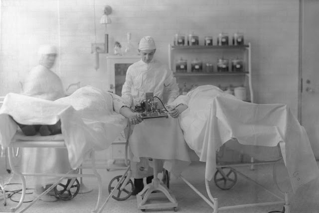 Переливание крови. 1925 год  © Bettmann / Getty Images