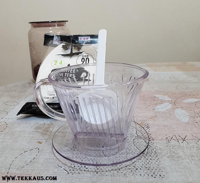 Pour Over Coffee With Daiso Coffee Dripper and Filter Paper Tekkaus