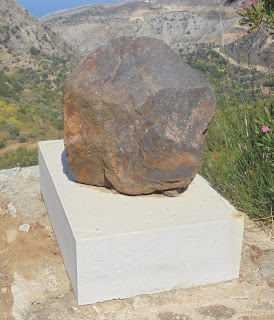 Το μνημείο της σμύριδας στον Κόρωνο Νάξου