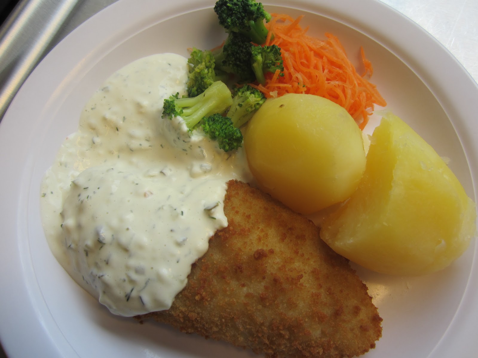 Panerad Fisk Med Kall Sås