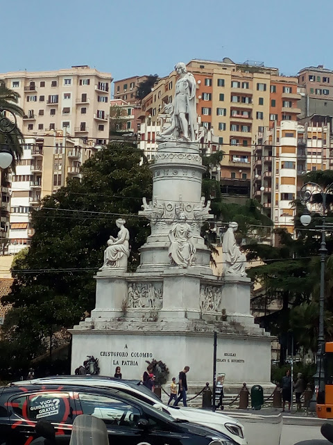Le monument à Christophe Colomb sur la Piazza Acquaverde