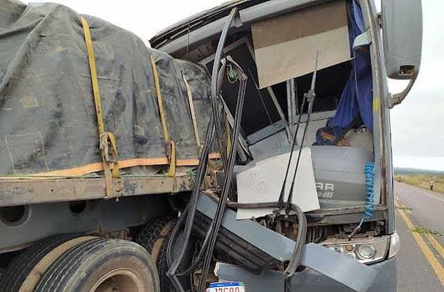 Ônibus de turismo bate em carreta na BR-222 e deixa uma pessoa morta Ônibus de turismo bate em carreta na BR-222 e deixa uma pessoa morta