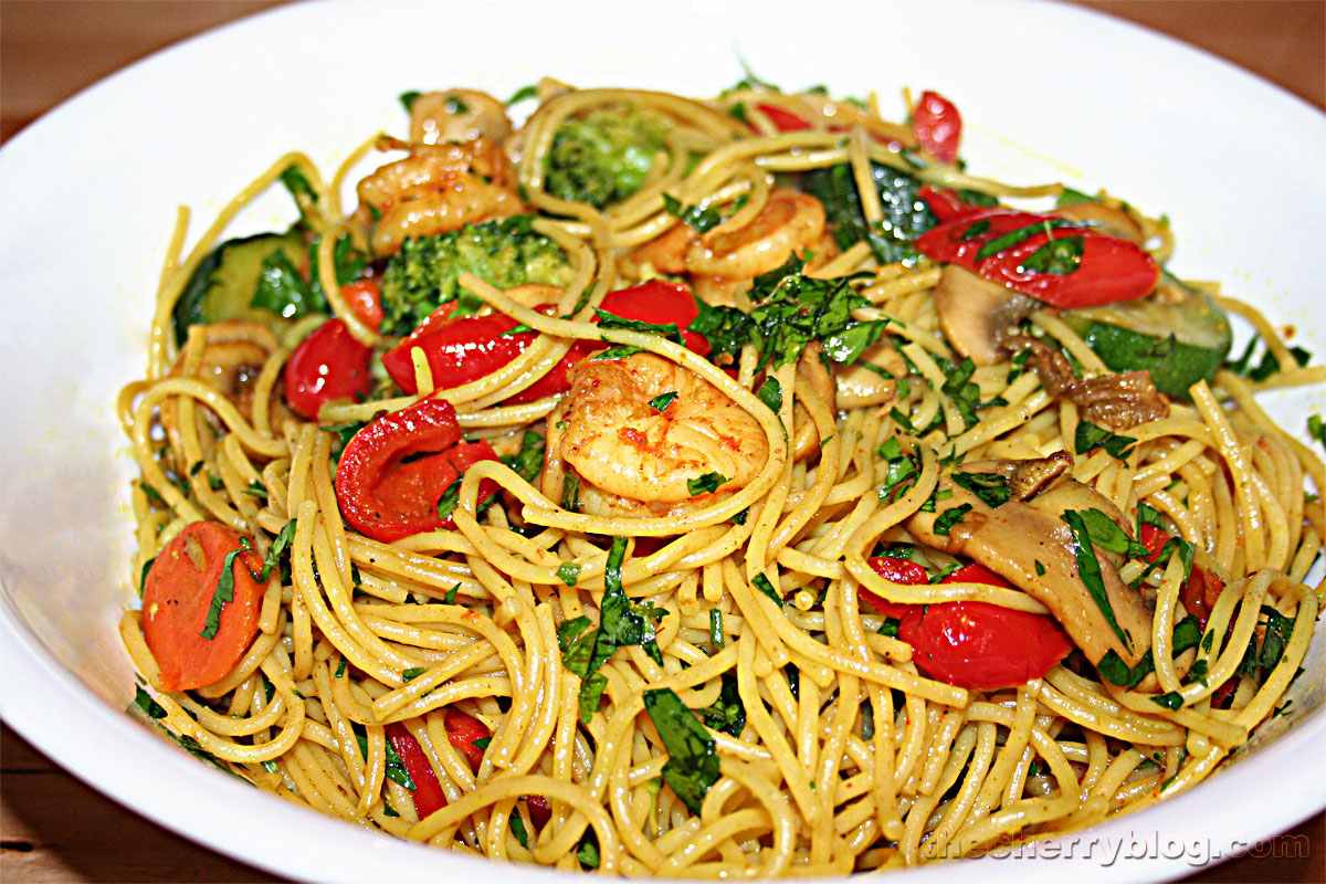 Постные макароны с овощами. Макароны с овощами. Спагетти с овощами. Вермишель с овощами. Спагетти в соусе с овощами.
