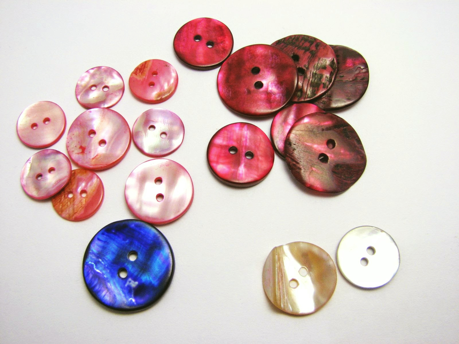 Agnes&rsquo; Vintage World: Mother of pearl buttons and their cheap imitations
