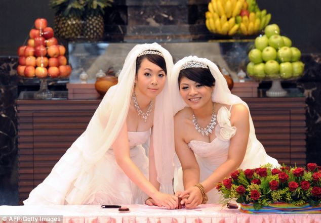 Pernikahan Lesbian Resmi Pertama di Taiwan
