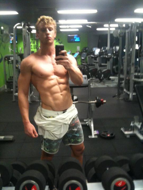sexy-cocky-shirtless-teen-muscular-gym-guys-blond-young-hunk-abs-selfie