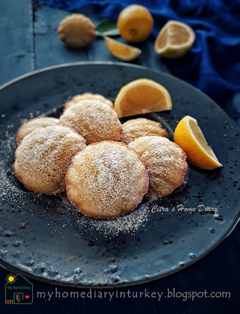 Lemon Madeleines. Easy Recipe with video | Citra's Home Diary. #classicmadeleine #madeleinerecipe #lemonmadeleine #resepkuebolukering #minicake #foodphotography #madeleinetarifi