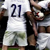 Edin Dzeko tira giù i pantalocini a Kyriakos Papadopoulos
