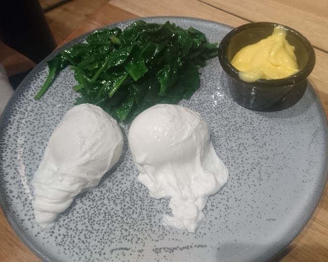 Young and Foolish, Wheelers Hill, poached eggs, spinach, hollandaise sauce