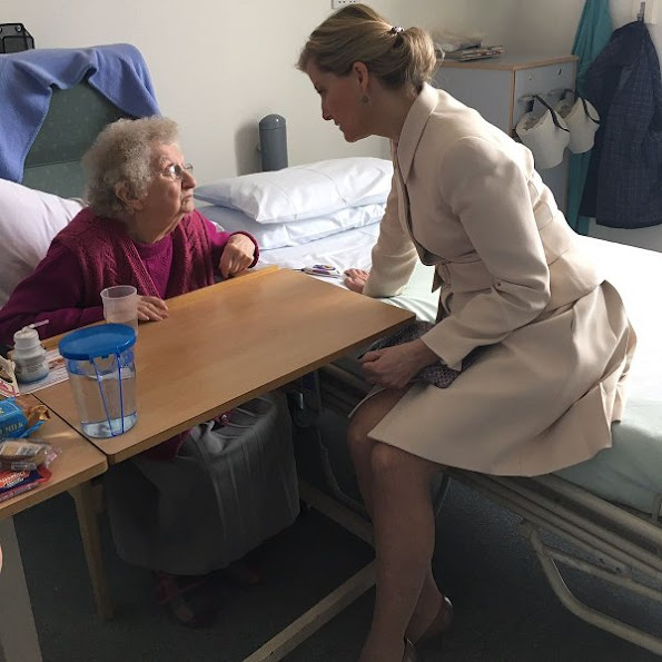 queen visits sophie in hospital